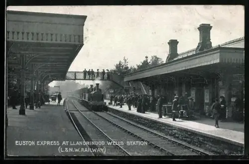 AK Llandrindod Wells, Euston Express at Llandrindod Wells Station, L. & N. W. Railway, Bahnhof