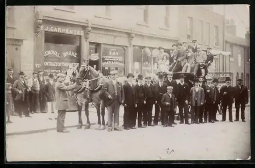 Foto-AK Fulham, Gruppenfoto von Männern in feinen Anzügen