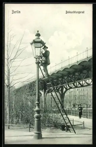 AK Berlin, Beleuchtungsrat, Mann auf einer Leiter an einer Gaslaterne
