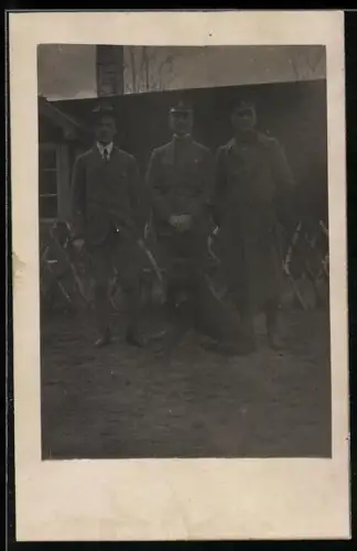 Foto-AK Schwarmstedt, Soldaten mit einem Hund neben einem Mann im Anzug