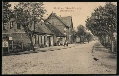 AK Visselhövede, Partie an der Bahnhofstrasse mit Passanten und Grünanlagen