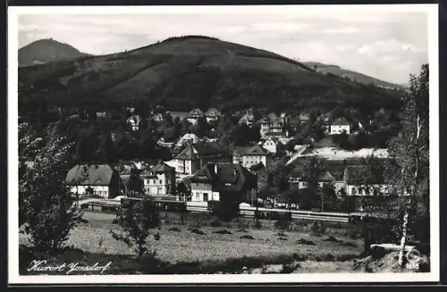 AK Jonsdorf, Ortsansicht mit Häusern und Berg im Zittauer Gebirge, Bahnhof
