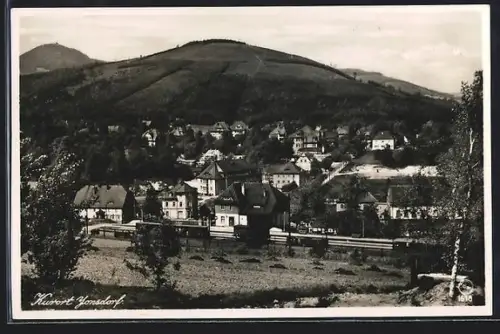AK Jonsdorf, Ortsansicht mit Bergpanorama, Bahnhof