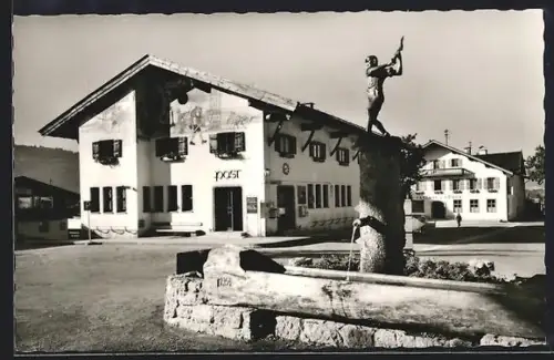 AK Reit im Winkl, Dorfplatz, Post, Brunnen mit Statue