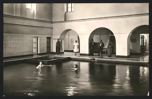 AK Salzelmen, FDGB-Volksbad, Schwimmbad (Erlenbad), Innenansicht