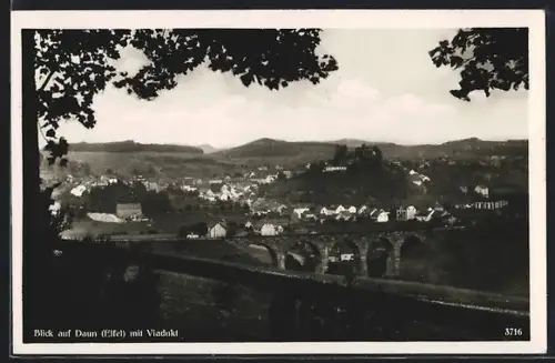 AK Daun /Eifel, Blick auf Daun mit Viadukt
