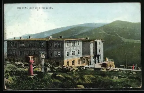 AK Peterbaude im Riesengebirge, Wanderer auf der Wiese davor