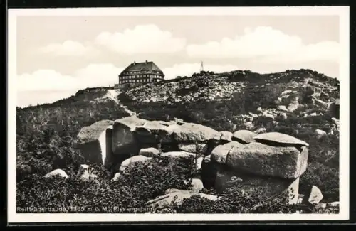 AK Reifträgerbaude /Riesengebirge, Berghütte mit Geröllfeld