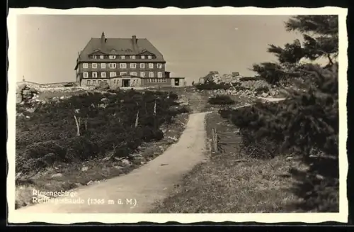 AK Reifträgerbaude /Riesengebirge, Berghütte mit Strasse u. Umgebung