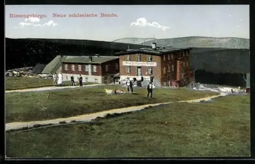 AK Neue Schlesische Baude, Totalansicht mit Wanderern