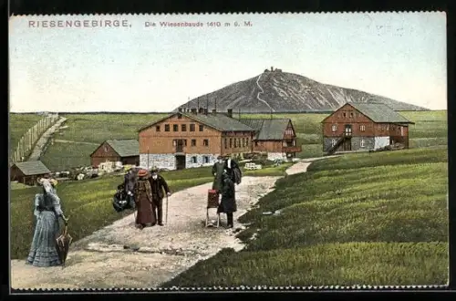 AK Wiesenbaude, Wandergruppe vor der Baude