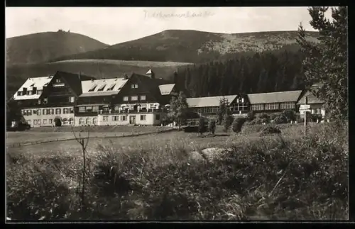 AK Teichmannbaude /Riesengebirge, Panorama mit Berghütte und Bergen