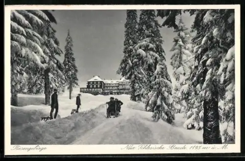 AK Neue Schlesische Baude /Riesengebirge, Durchblick zur Baude mit Schlittenfahrern im Vordergrund