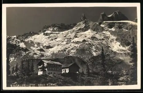 AK Lindauerhütte, Blick auf die Berghütte mit den drei Türmen