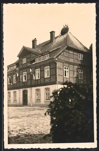 AK Rethem /Aller, Fachwerkhaus mit Storchennest und flaggen