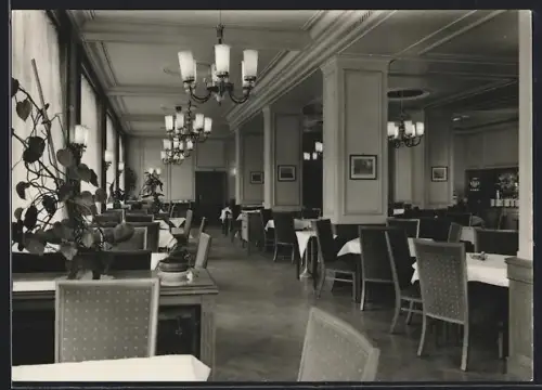 AK Berlin, HO-Gaststätte Budapest in der Karl-Marx-Allee 91, Gästebereich