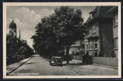 AK Soltau /Lüneburger Heide, Strassenszene mit Kirche und Wohnhäusern