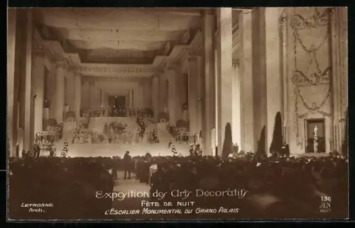 AK Paris, Exposition des Arts décoratifs 1925, Fete de nuit-L` Escalier Monumental du Grand Palais