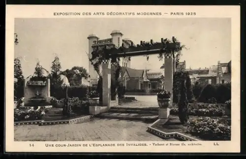 AK Paris, Exposition des Arts décoratifs 1925, Une Cour-Jardin de l`Esplanade des Invalides