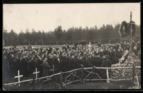 Foto-AK Soltau, Kriegsgefangenenlager, Messe am Friedhof