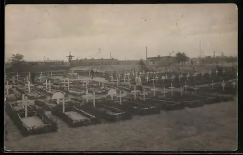 Foto-AK Soltau, Kriegsgefangenenlager, Gesamtansicht des Friedhofs