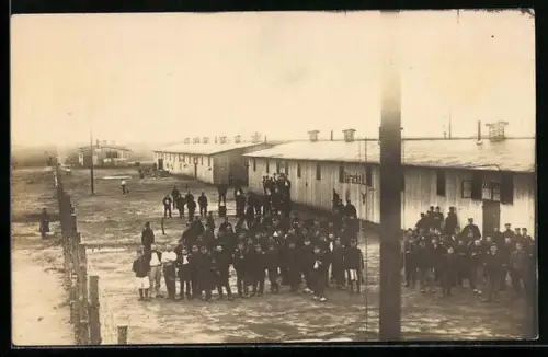 Foto-AK Soltau, Kriegsgefangenenlager, Ansicht des Lagers bei der Baracke II