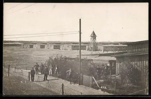 Foto-AK Soltau, Kriegsgefangenenlager, Ansicht des Lagers mit Baracken und Turm der Lagerkirche