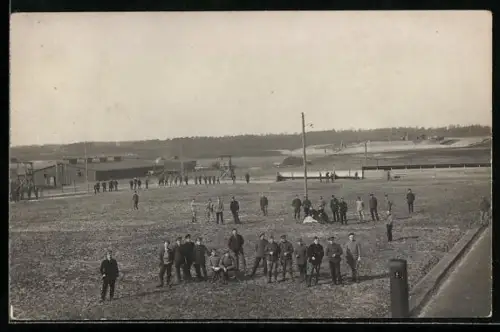 Foto-AK Soltau, Kriegsgefangenenlager, Gefangen auf freiem Platz im Lager