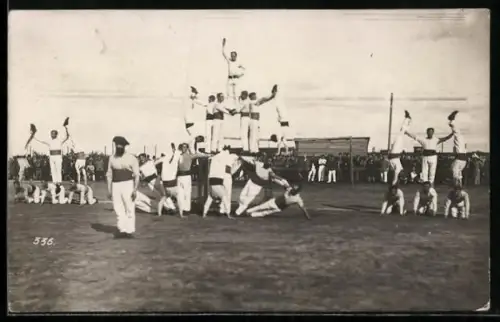 Foto-AK Soltau, Kriegsgefangenenlager, Turnvorstellung im Lager
