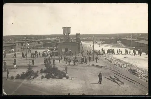 Foto-AK Soltau, Kriegsgefangenenlager, Ansicht der Lagerbaracken mit Wachturm