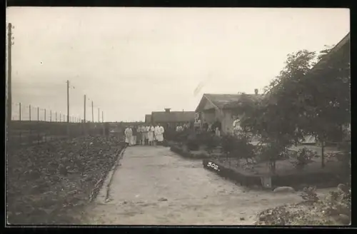 Foto-AK Soltau, Kriegsgefangenenlager, Sanitätspersonal auf der Lagerstrasse