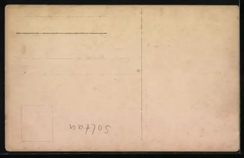 Foto-AK Soltau, Kriegsgefangenenlager, Grupenaufnahme von Gefangenen, im Hintergrund das Kraftwerk