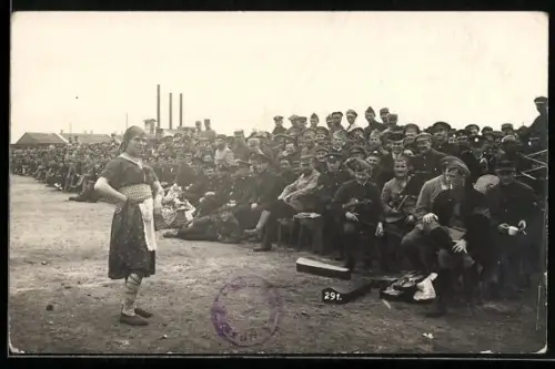 Foto-AK Soltau, Kriegsgefangenenlager, Vorstellung für die Gefangenen, im Hintergrund Schornsteine des Kraftwerkes
