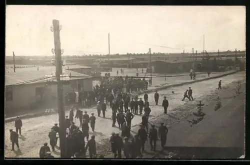 Foto-AK Soltau, Kriegsgefangenenlager, Teilansicht des Lagers mit Gefangenen und Baracken
