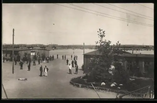Foto-AK Soltau, Kriegsgefangenenlager, Platz am Lagereingang