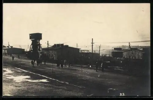 Foto-AK Soltau, Kriegsgefangenenlager, Blick auf die Baracken mit Wachturm