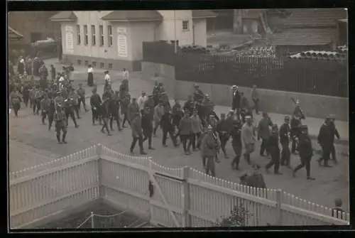 Foto-AK Friedberg /Hessen, Soldaten in Uniformen in der Strasse
