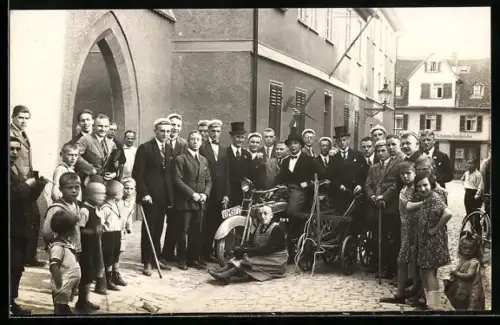 Foto-AK Friedberg /Hessen, Gruppenbild mit Motorrad mit Kennzeichen