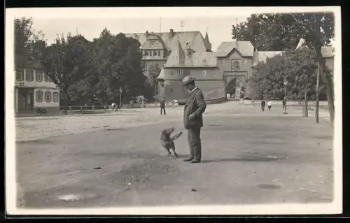 Foto-AK Friedberg /Hessen, Mann spielt mit einem Hund