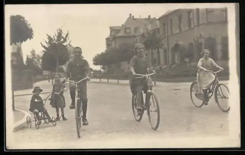 Foto-AK Friedberg /Hessen, Kinder auf Fahrrädern im Ort