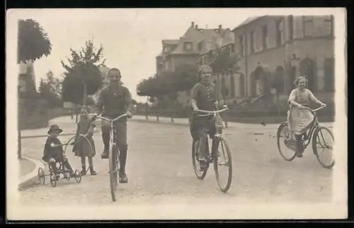 Foto-AK Friedberg /Hessen, Kinder auf Fahrrädern in einer Strasse