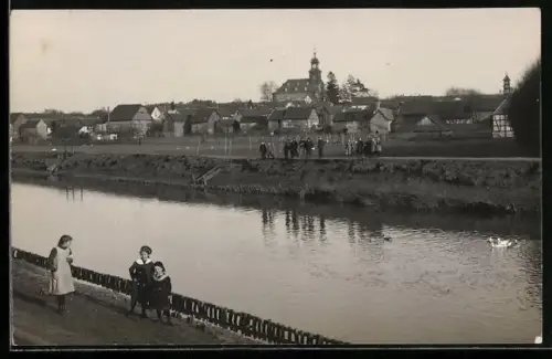 Foto-AK Friedberg /Hessen, Drei Kinder am Flussufer