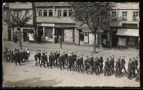 Foto-AK Friedberg /Hessen, Männer in Uniformen vor dem Schokoladenhaus Kohlhoff