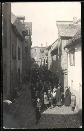 Foto-AK Friedberg /Hessen, Menschenmenge in einer Strasse 1918