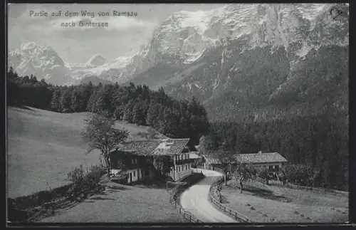 AK Ramsau bei Berchtesgaden, Partie auf dem Weg von Ramsau nach Hintersee, Gebirgslandschaft, Bauernhäuser