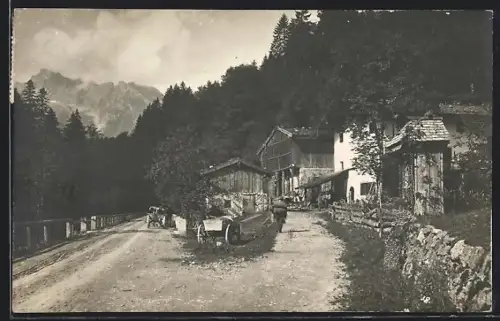 AK Berchtesgaden, Strasse nach Ramsau, Bauernhäuser, Gebirgslandschaft