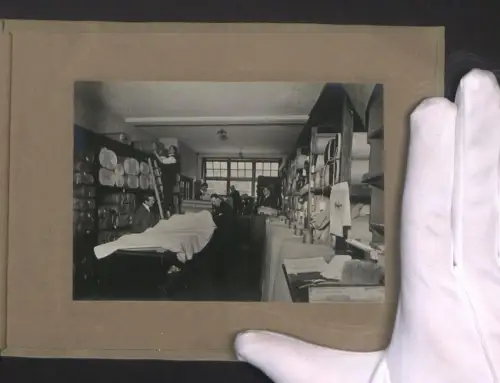 Fotoalbum mit 14 Fotografien, Ansicht London, Stofffabrik Bass, Walker & Co., Lager mit Stoffbahnen, Verpackungslager