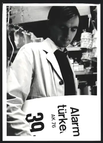 Fotografie Bauhaus Mitarbeiter mit Preischild für Türklingeln AK 76 im Baumarkt, Schild: Alarm türken... AK 76