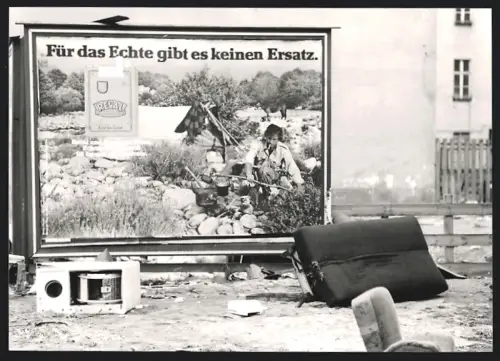 Fotografie Reval Zigaretten Werbeplakt auf vermüllter Strasse, Sofa Teile, Waschmaschien