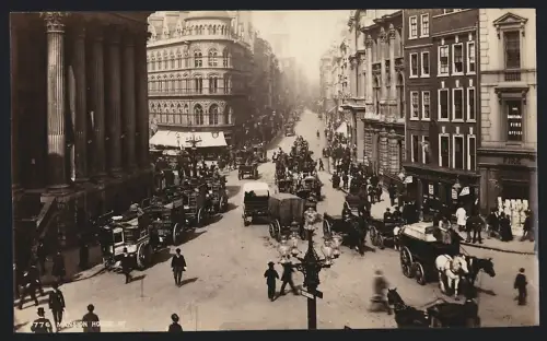 Fotografie Ansicht London, Blick in die Mansion House Street mit Geschäften und Kutschen